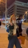 人气🔥！实拍：维尼修斯与女友弗吉尼亚在马德里街头被粉丝围住