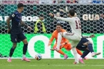 西班牙1-0乌拉圭！40岁穆斯莱拉扑救黄油手，巴埃纳转身抽射破门